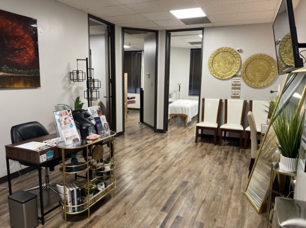Slide image 1 of 5 for salon-noir-spa