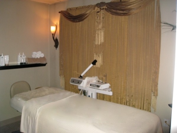Slide image 4 of 5 for laschi-hairstylists-day-spa
