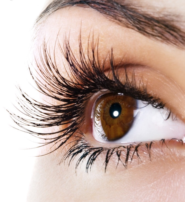 Full beautiful lashes on the right eye
